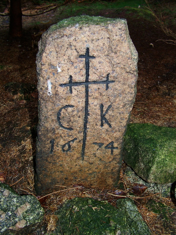 klogertuv kamen 2006.jpg - Po cestě na Kristiánovskou pouť.Klogertův kámen u Vládní cesty.